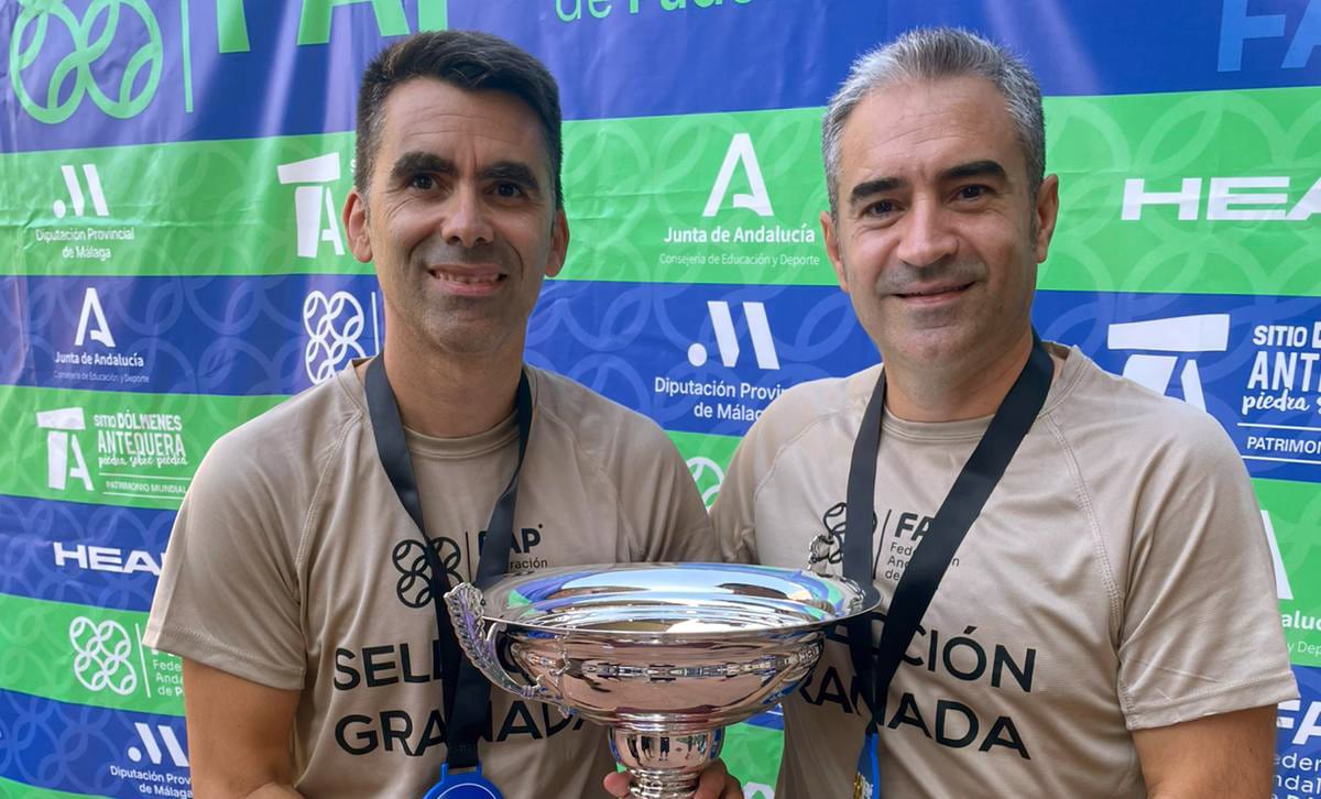 Nino Y Paco Con El Trofeo