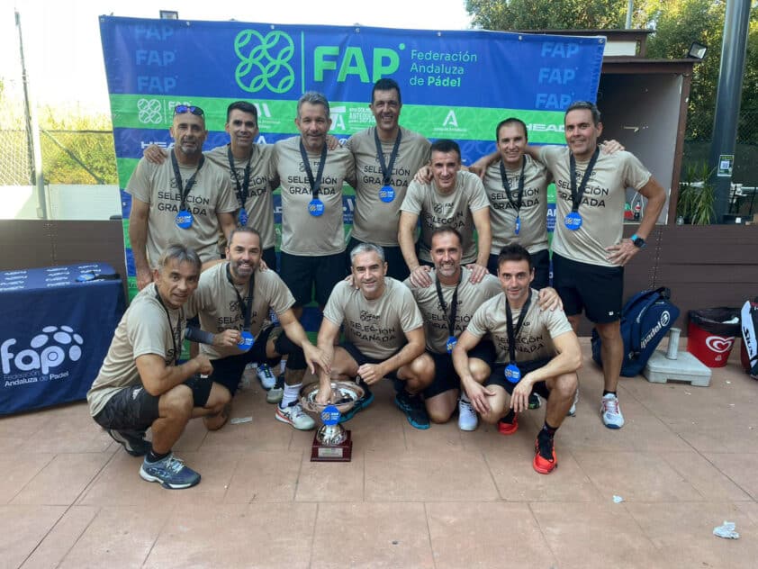 Con El Trofeo Y Las Medallas