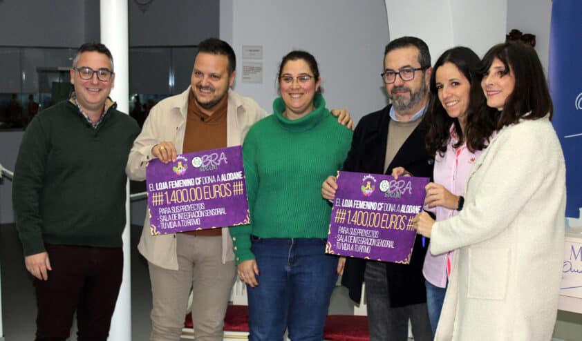 Entrega Del Cheque A Alodane Para Digital