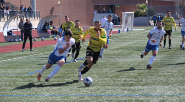 Fabián Avanza Con El Balón