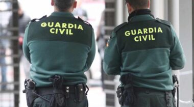 Dos Guardias Civiles Durante Un Servicio 8 865x518