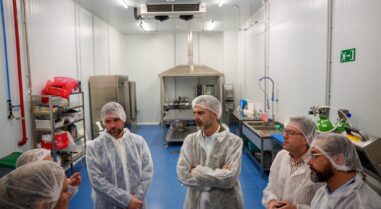 260406 Fernández Pacheco Visita Mariscos Y Congelados Apolo (3)