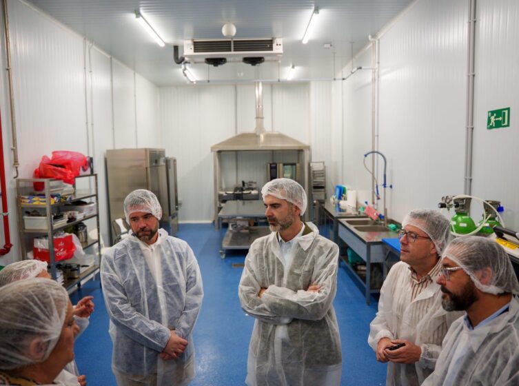 260406 Fernández Pacheco Visita Mariscos Y Congelados Apolo (3)