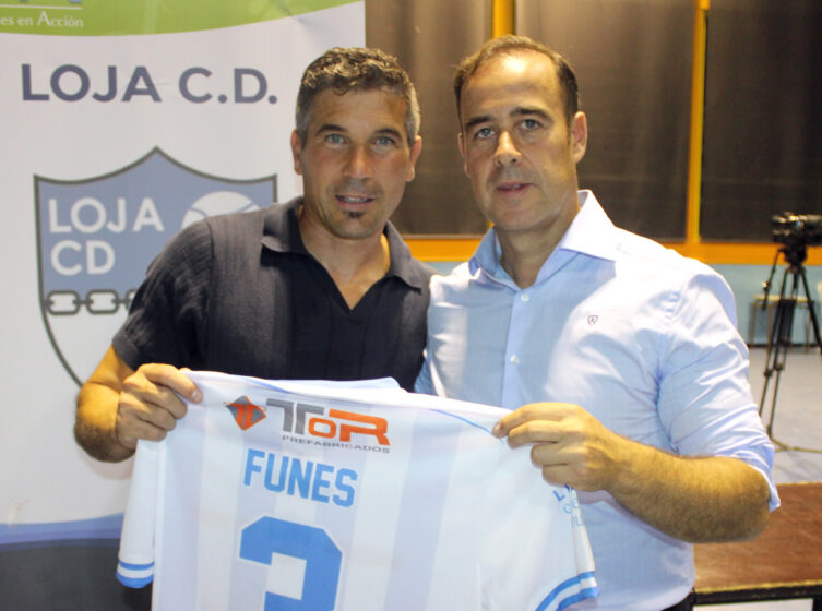 Funes Con La Camiseta Del Loja