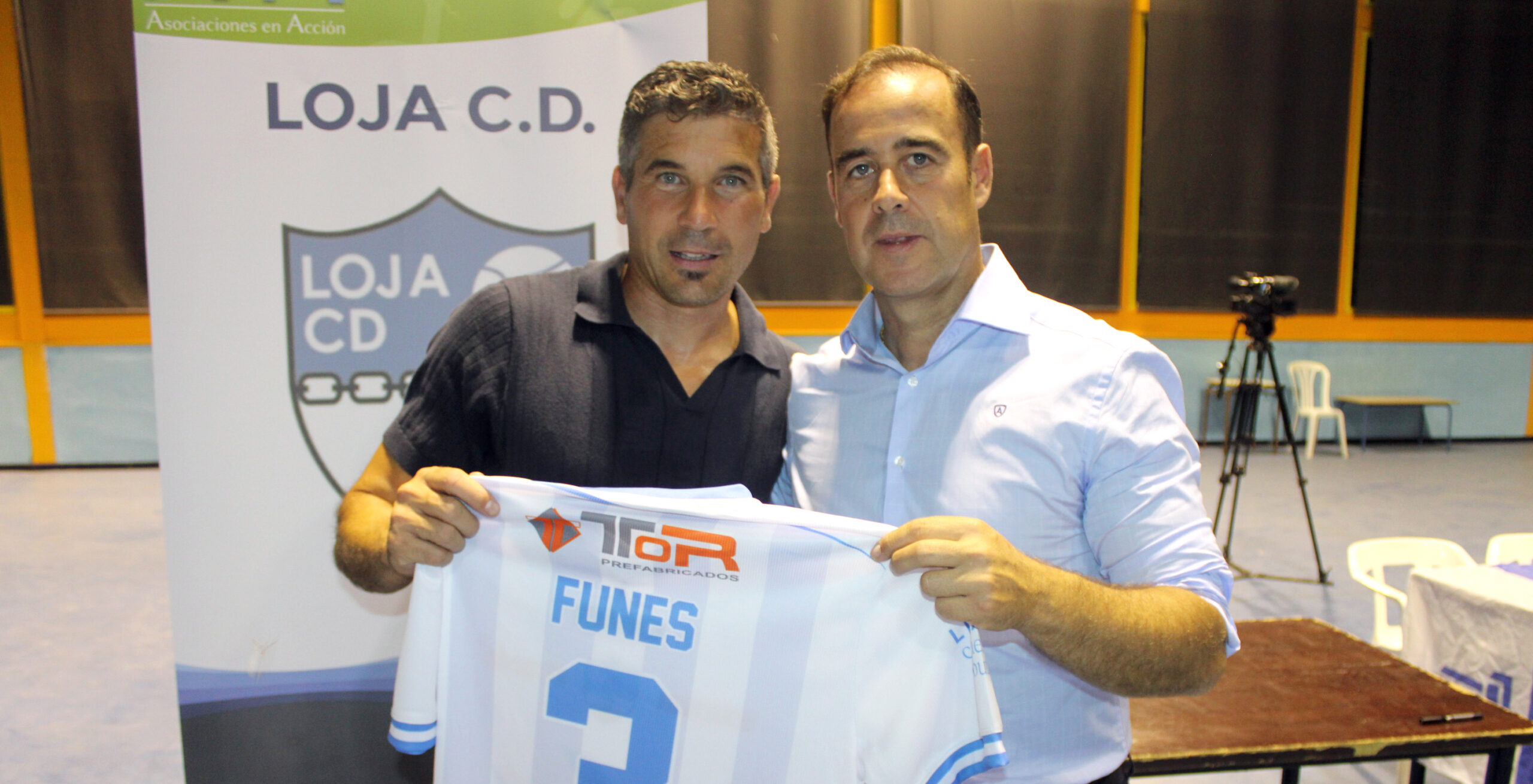 Funes Con La Camiseta Del Loja