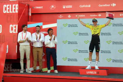 Ganador Con El Trofeo