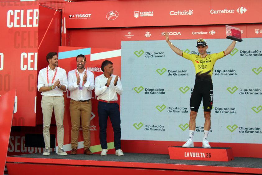 Ganador Con El Trofeo