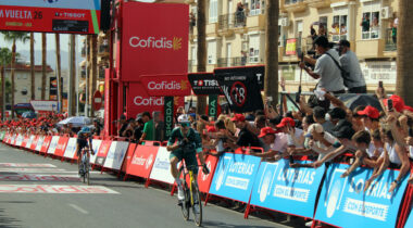 Van Aert Llega Vencedor A La Línea De Meta Ante El Fervor Del Público