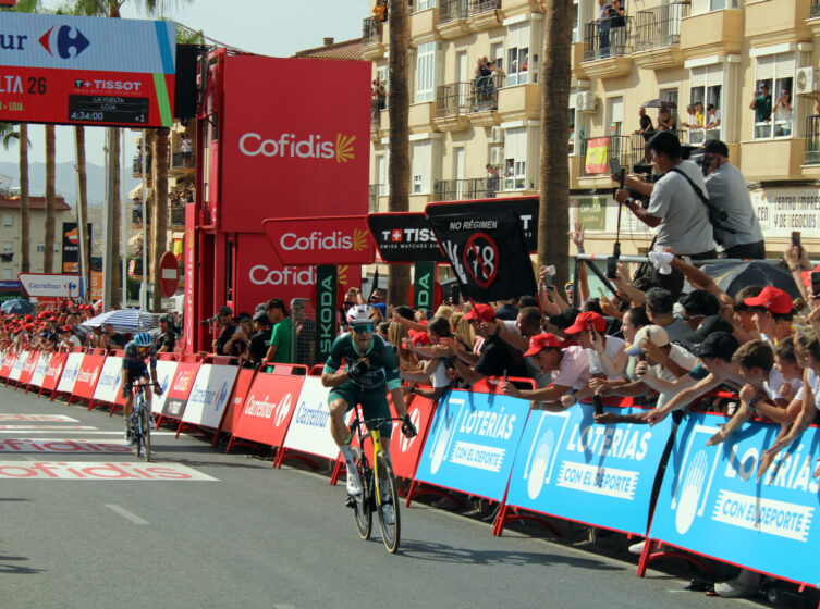 Van Aert Llega Vencedor A La Línea De Meta Ante El Fervor Del Público