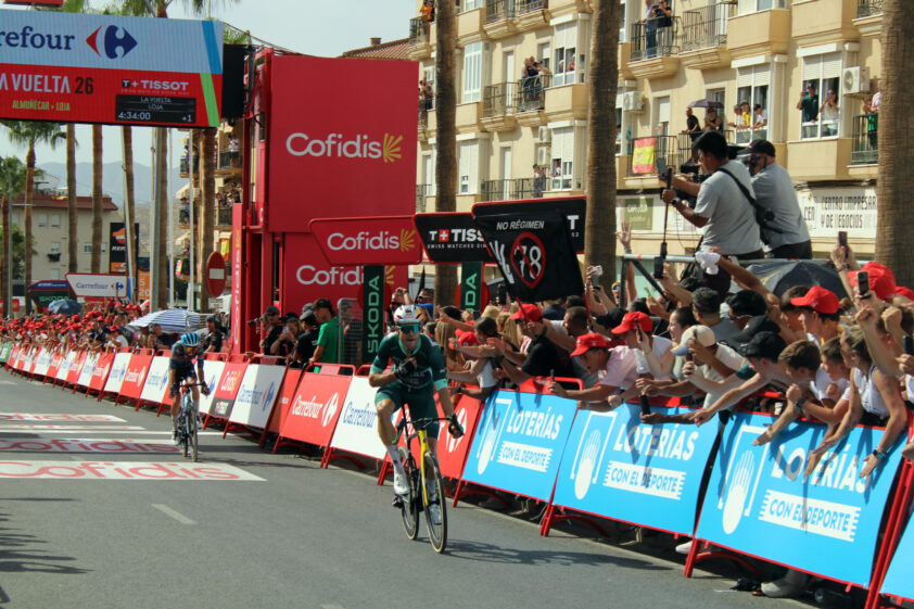 Van Aert Llega Vencedor A La Línea De Meta Ante El Fervor Del Público